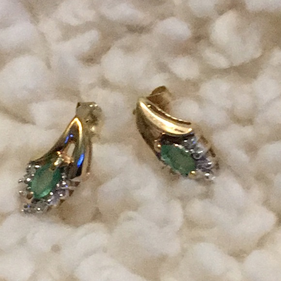 These earrings are 14K gold & real emeralds&real diamonds, small but exquisite - Picture 2 of 3